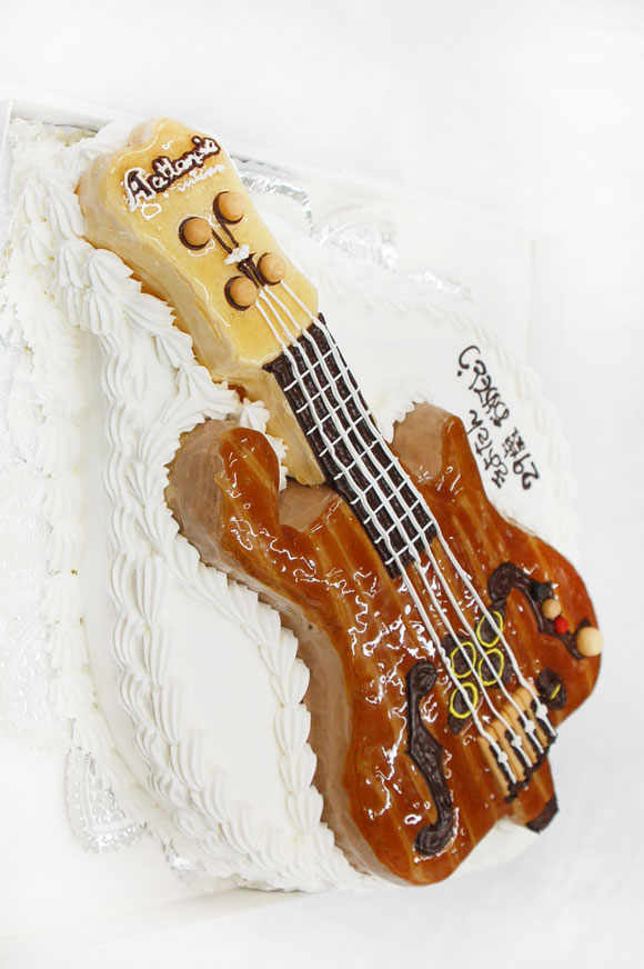 誕生日ケーキ　アトランシアのベースギター