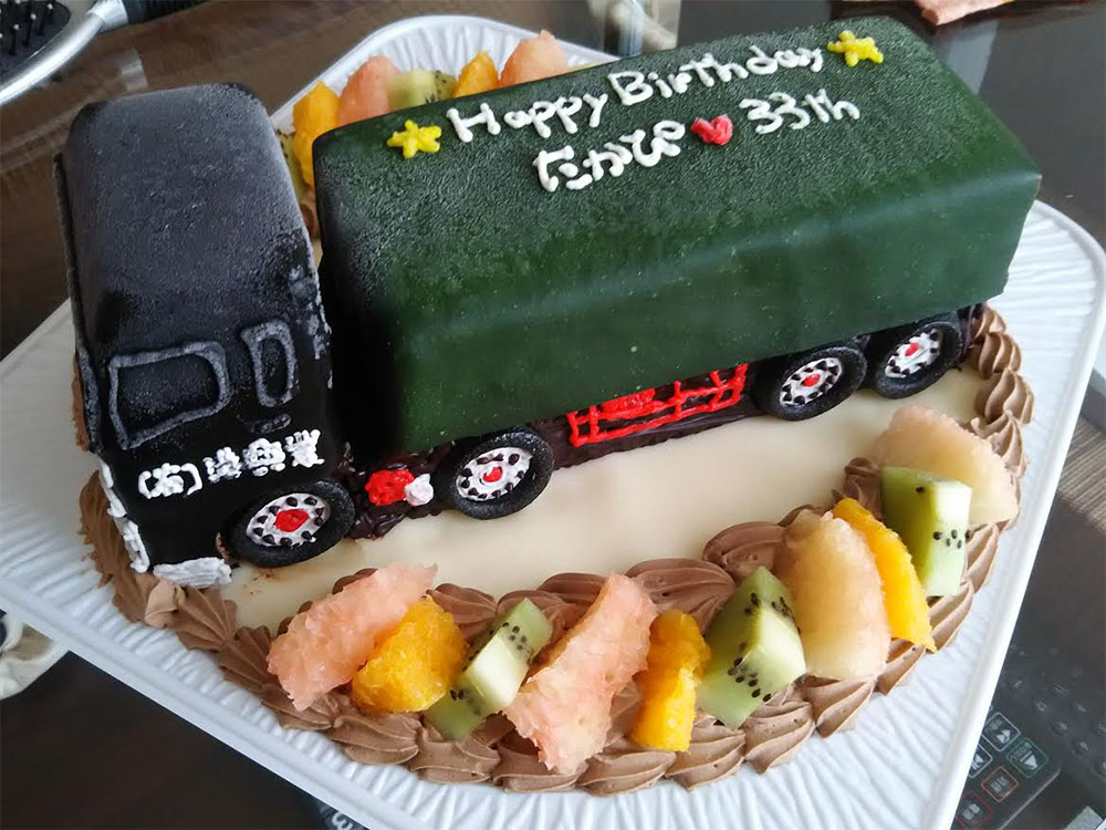 トラックのケーキ