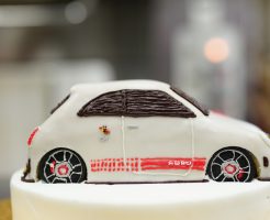 アバルト車のケーキ