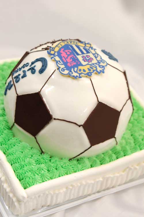 サッカーボールの超立体ケーキ