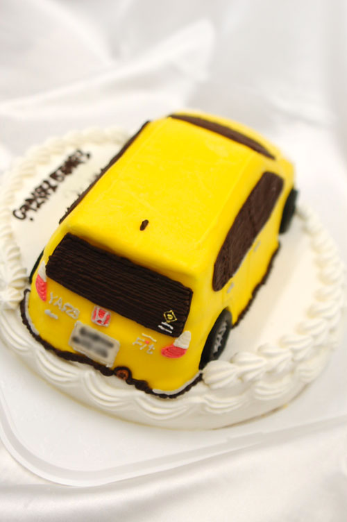 車のケーキ　超立体ケーキ
