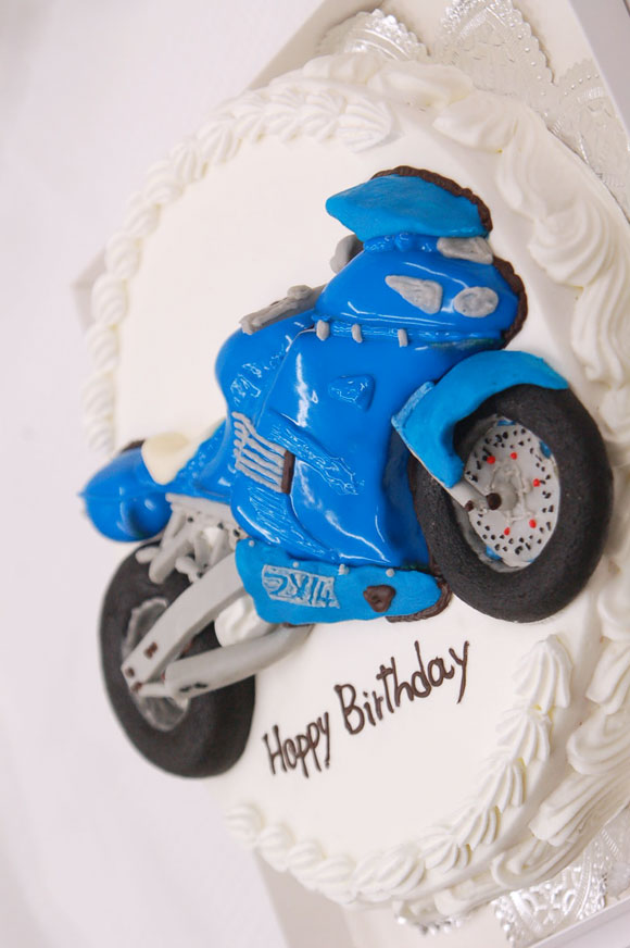 Motorbike Yamaha R6 cake | Motorcycle birthday cakes, Bike cakes, Motorbike  cake