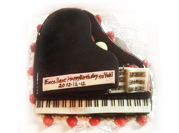 グランドピアノの誕生日ケーキ