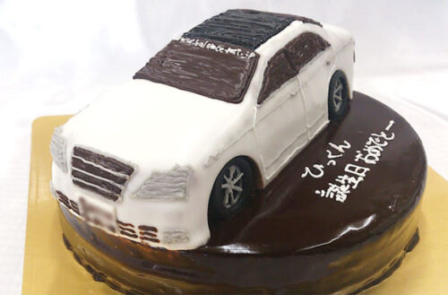 車のケーキ　クラウン3Dケーキ