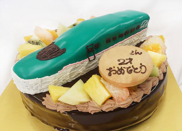 電車のケーキ　新幹線はやぶさの誕生日ケーキ